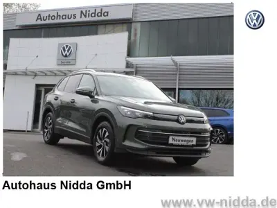 Neu VW Tiguan 150 PS (110 kW) 2026 Cipressino grün metallic SUV