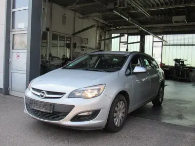 Gebraucht Opel Astra Edition 110 PS (80 kW) 2014 Silber Kombi