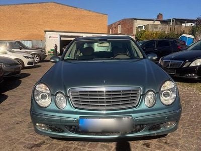 Usata Mercedes E220 150 CV (110 kW) 2002 Blu Berlina
