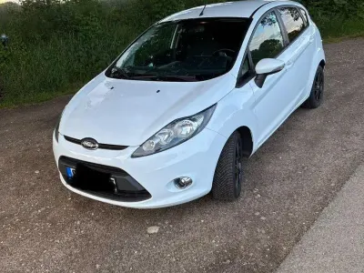 Gebraucht Ford Fiesta Champions Edition 80 PS (58 kW) 2012 Weiß Kleinwagen