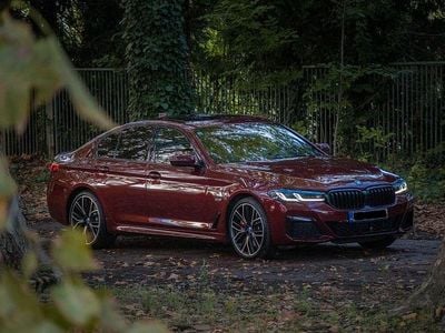 Gebraucht BMW 545e Performance 394 PS (289 kW) 2021 Rot Limousine