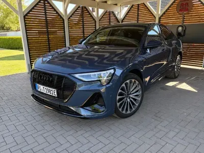 Używany Audi e-tron S-Line 300 kW (408 KM) 2022 Niebieski SUV