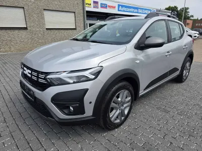 Gebraucht Dacia Sandero Expression 91 PS (66 kW) 2023 Mondsteingrau Kleinwagen
