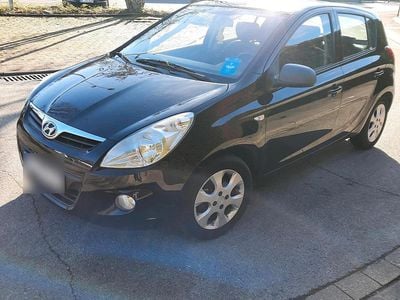 Gebraucht Hyundai i20 77 PS (56 kW) 2010 Schwarz Kleinwagen