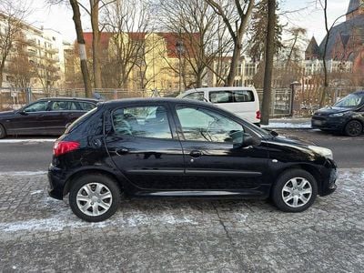 Gebraucht Peugeot 206+ 74 PS (54 kW) 2011 Schwarz Kleinwagen