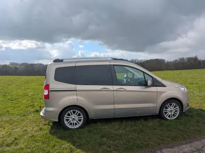 Usata Ford Tourneo Courier Ambiente 101 CV (74 kW) 2018 Oro Monovolume