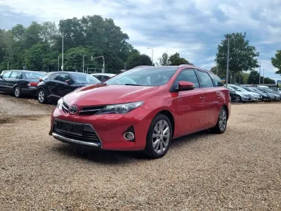 Gebraucht Toyota Auris Hybrid SR 99 PS (72 kW) 2014 Barcelona red Kombi