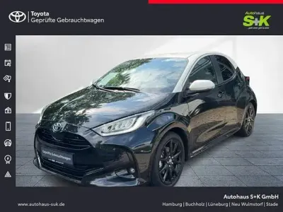 Gebraucht Toyota Yaris Basis 116 PS (85 kW) 2022 Mysticschwarz mica / dach weiss Kleinwagen