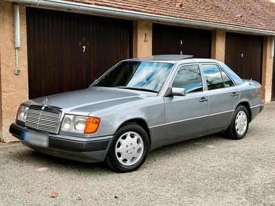 Second-hand Mercedes E230 132 CP (97 kW) 1992 Gri Berlinǎ