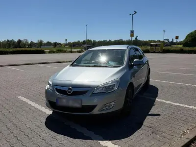 Gebraucht Opel Astra Edition 116 PS (85 kW) 2011 Grau Kombi