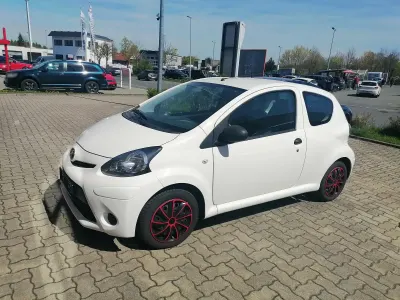 Gebraucht Toyota Aygo 68 PS (50 kW) 2013 Weiß Kleinwagen