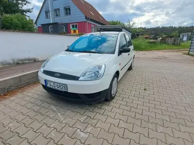 Gebraucht Ford Fiesta 60 PS (44 kW) 2003 Weiß Kleinwagen