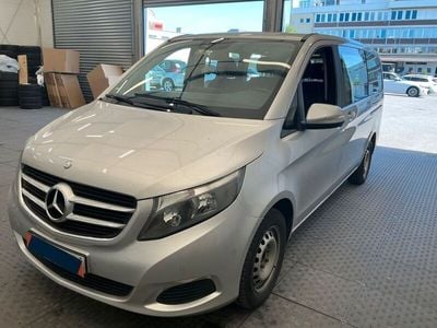 Mercedes V220