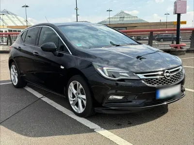 Używany Opel Astra Dynamic 125 KM (91 kW) 2019 Czarny Sedan/Limuzyna