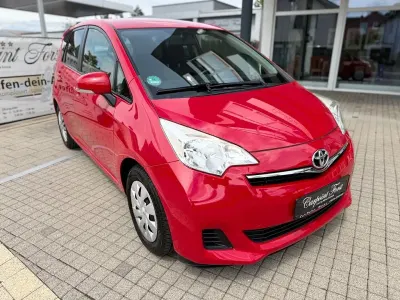 Gebraucht Toyota Verso-S Life 99 PS (72 kW) 2014 Rot Van / Kleinbus
