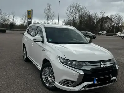 Gebraucht Mitsubishi Outlander P-HEV 224 PS (164 kW) 2018 Weiß Limousine