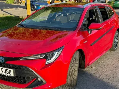 Używany Toyota Corolla Club 152 KM (111 kW) 2019 Czerwony Kombi