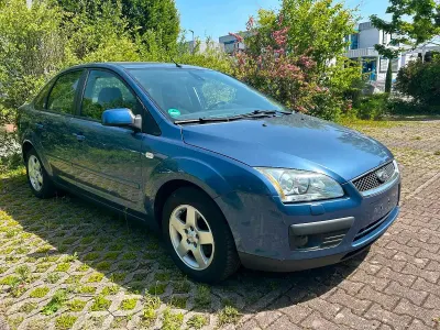 Gebraucht Ford Focus Ghia 102 PS (75 kW) 2005 Blau Limousine
