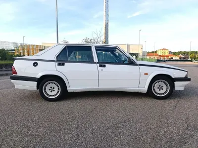 Używany Alfa Romeo 75 148 KM (108 kW) 1992 Biały Sedan/Limuzyna