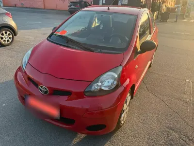Gebraucht Toyota Aygo 68 PS (50 kW) 2011 Rot Kleinwagen