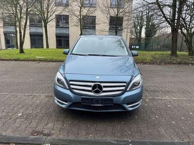 Blau Gebraucht 2012 Mercedes B200 Edition 1 Van / Kleinbus | 12.299 € (Fairer Preis)