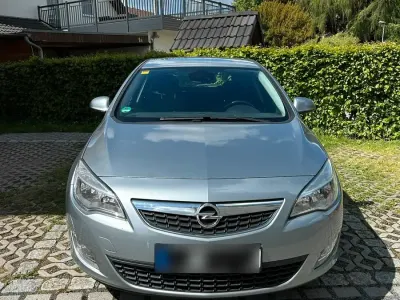 Gebraucht Opel Astra 101 PS (74 kW) 2012 Grau Limousine