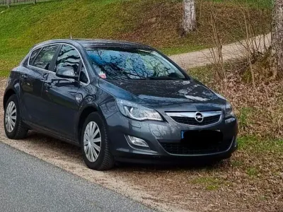 Occasion Opel Astra Edition 110 ch (80 kW) 2011 Gris Berline