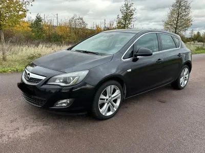 Używany Opel Astra Sport 125 KM (91 kW) 2010 Czarny Sedan/Limuzyna