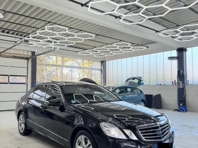 Używany Mercedes E500 387 KM (284 kW) 2010 Czarny Sedan/Limuzyna