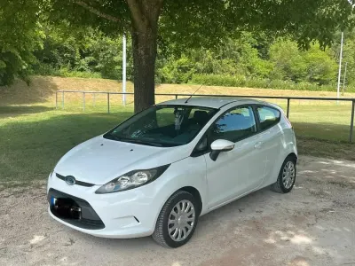 Gebraucht Ford Fiesta 60 PS (44 kW) 2009 Weiß Kleinwagen