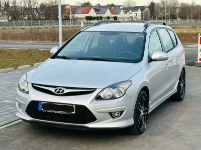 Gebraucht Hyundai i30 109 PS (80 kW) 2011 Silber Kombi