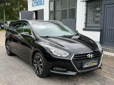 Gebraucht Hyundai i40 141 PS (103 kW) 2016 Phantom black / mic Kombi
