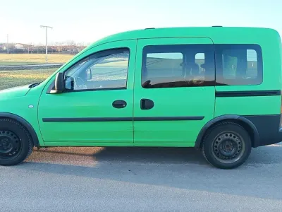 Begagnad Opel Combo 101 HK (74 kW) 2010 Grön Minibuss