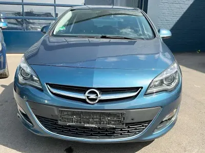 Używany Opel Astra Exklusiv 140 KM (102 kW) 2015 Niebieski Sedan/Limuzyna