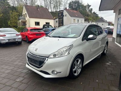Weiß Gebraucht 2014 Peugeot 208 Kleinwagen | 5.600 € (Fairer Preis)