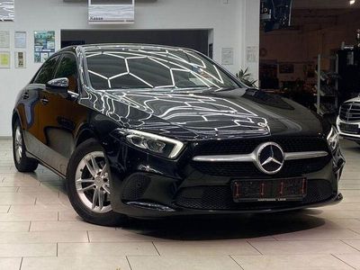 Gebraucht Mercedes A180 116 PS (85 kW) 2019 Kosmosschwarz  metalliclack Limousine
