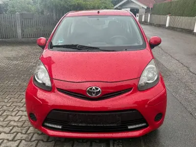 Gebraucht Toyota Aygo Connect Style 68 PS (50 kW) 2012 Rot Kleinwagen