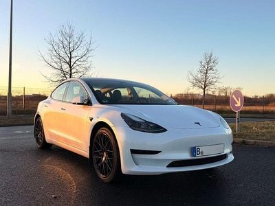 Weiß Gebraucht 2022 Tesla Model 3 Standard Range Plus Limousine | 28.500 € (Fairer Preis)