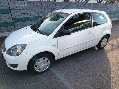 Weiß Gebraucht 2007 Ford Fiesta Ambiente Limousine | 2.680 € (Etwas zu teuer)