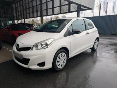 Gebraucht Toyota Yaris Cool 69 PS (50 kW) 2012 Weiß Kleinwagen