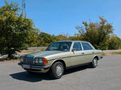 Gebraucht Mercedes E230 136 PS (100 kW) 1983 Grün Limousine