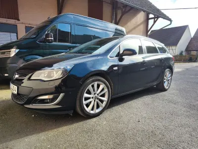 Usado Opel Astra Innovation 136 HP (100 kW) 2015 Preto Carrinha