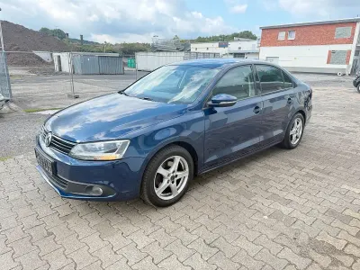 Gebraucht VW Jetta 105 PS (77 kW) 2011 Blau Limousine