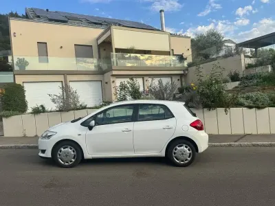 Gebraucht Toyota Auris Life 101 PS (74 kW) 2010 Weiß Kleinwagen
