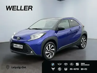 Neu Toyota Aygo 72 PS (52 kW) 2026 Juniper blue (8y8) / black mica (209) (blau) Kleinwagen