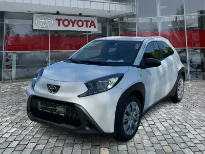 Begagnad Toyota Aygo Play 72 HK (52 kW) 2022 Vit Halvkombi