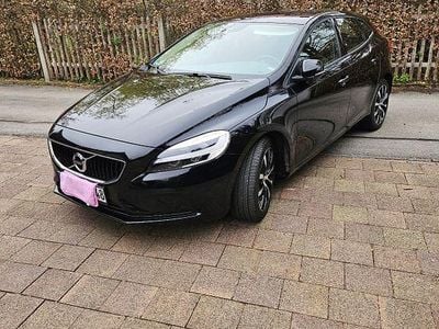 Second-hand Volvo V40 Momentum 122 CP (89 kW) 2019 Negru Berlinǎ