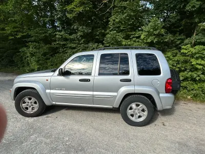 Gebraucht Jeep Cherokee 150 PS (110 kW) 2004 Silber SUV
