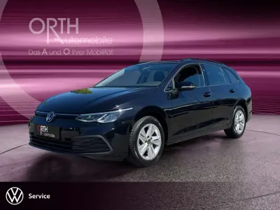 Gebraucht VW Golf VIII Life 150 PS (110 kW) 2023 Deep black perleffekt Kombi