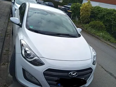 Gebraucht Hyundai i30 Passion 135 PS (99 kW) 2016 Weiß Limousine